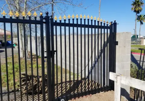 custom-black-iron-gate-spear-top